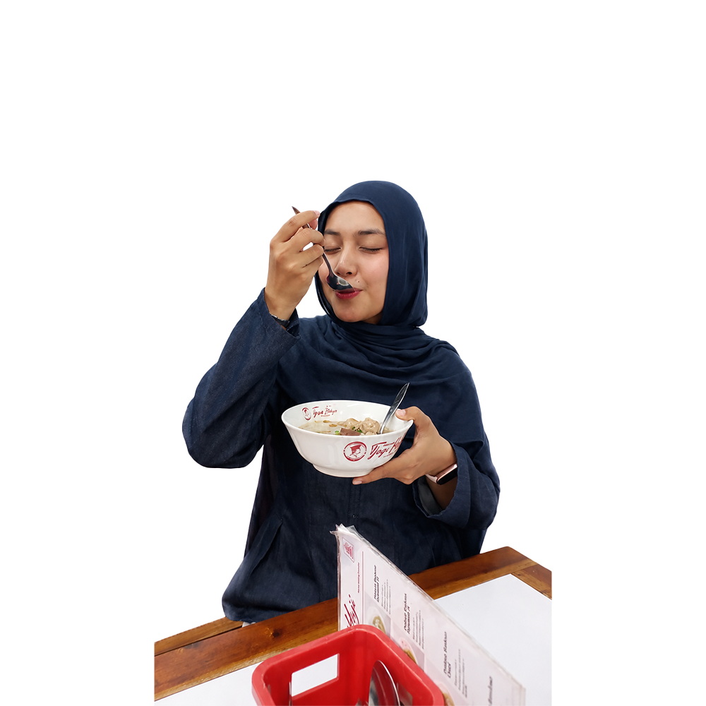 Pelanggan menikmati semangkuk bakso Tjap Haji